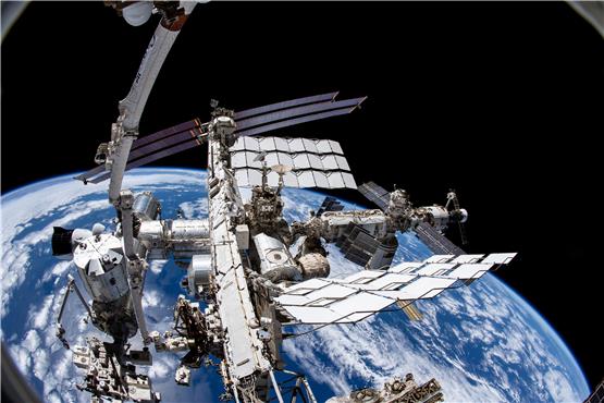 Die Aufnahme des Astronauten Thomas Marshburn zeigt die Internationale Raumstation ISS und die Erde darunter.   Foto: Nasa/dpa