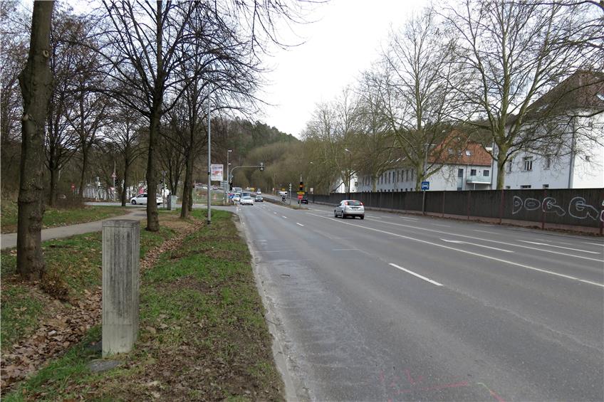 Die B 28 in Richtung Reutlingen auf Höhe des französischen Viertels. Hier beginnen die Straßenbelagsarbeiten, derentwegen der Verkehr in beiden Richtungen einspurig wird. Bild: Regierungspräsidium Tübingen, Abteilung 4.
