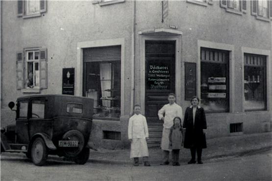 Die Bäckerei Gehr am Eck Hintere Grabenstraße 29/Lange Gasse. Auf dem Bild sind der Vater Wilhelm Gehr, ein Bäckergeselle, vermutlich die Schwester Maria (das Mädel mit den Zöpfen ist heute 94 Jahre alt) und eine Verkäuferin. Links steht der Opel P4, mit dem die Professoren auf dem Österberg beliefert wurden. Das Bild entstand vermutlich 1935/36. Wer links aus dem Fenster schaut, ist nicht geklärt. Privatbild
