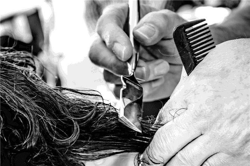 Die Barber Angels sind bestens ausgerüstet: –ob mit scharfer Klinge oder der Friseurschere: sehrakkurat werden jedem Gast entweder Haare oder Bart geschnitten. Die schwarzen Lederwesten, die die Figaros tragen, sind mit demClublogo versehen.