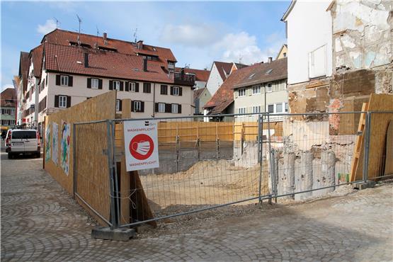 Die Baugenehmigung ist beantragt, im Sommer soll es auf der Kreissparkassen-Baustelle am Marktplatz weitergehen. Bild: Philipp Koebnik