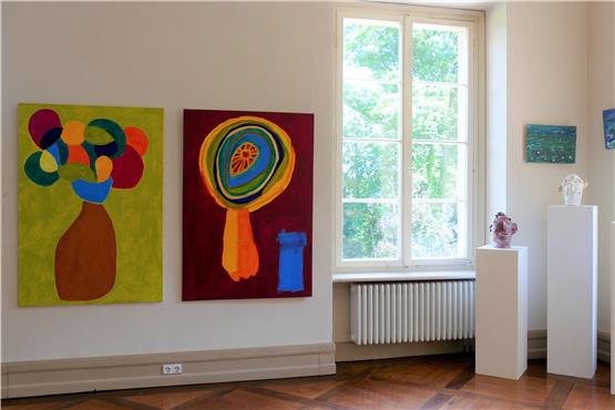 Die Baumbilder sind von Friederike Limbach und Milena Kirtschig, die Köpfe sind in Gemeinschaftsarbeit entstanden und die kleinen Bilder (rechts hinten) malten Fariba Farzin Rad und Anett Frey. Bild: Lebenshilfe