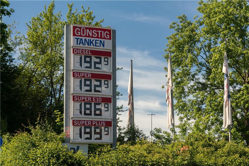 Die Benzinpreise gehen runter, aber nur ein wenig. Zuvor waren sie deutlich mehr gestiegen. Bild: Ulrich Metz