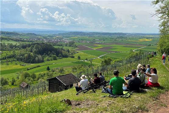 Die Besucher der oberen Lagen genossen die tolle Aussicht beim Weinspaziergang in Breitenholz. Bild: Andreas Straub