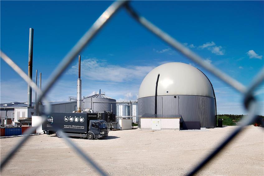 Die Biogas-Anlage im Gewerbepark Engstingen-Haid, in der vor anderthalb Jahren der große Behälter rechts leck geschlagen ist. Archivbild: Haas
