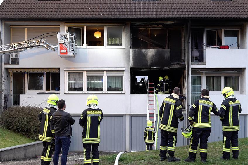 Die Brandspuren am Haus sind deutlich zu sehen. Bild: 7aktuell.de/Hald
