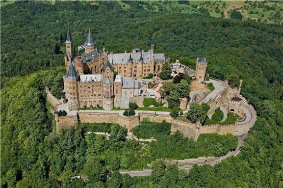 Die Burg Hohenzollern ist das Wahrzeichen der Zollernalb und eine der Top-Sehenswürdigkeiten im Land. Foto: Roland Beck