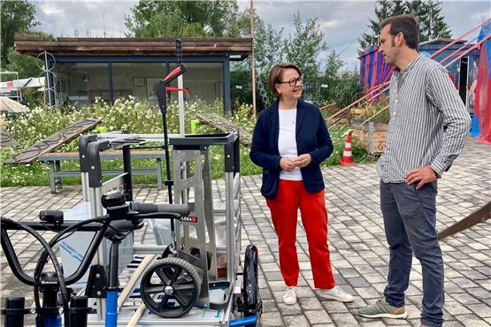 Die CDU-Bundestagsabgeordnete Annette Widmann-Mauz besucht die „Radkutsche“ in Nehren und lässt sich von Chef Stefan Rickmeyer auch ein Lastenrad für die Stadtreinigung zeigen.Bild: Mario Beißwenger
