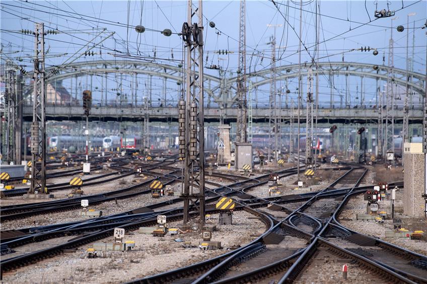 Die Corona-Krise hat dem Bahnkonzern zugesetzt. Er muss nun die Weichen für die Zukunft stellen. Foto: Sven Hoppe/dpa
