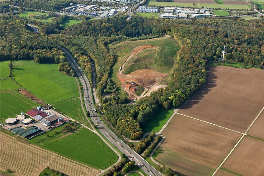 Die Deponie Schinderklinge bei Kusterdingen ist fast voll. Es wurden 70 Prozent mehr Material angeliefert als prognostiziert. Luftbild: Grohe