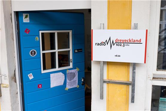 Die Eingangstür zum Studio von Radio Dreyeckland steht offen. Foto: Philipp von Ditfurth/dpa