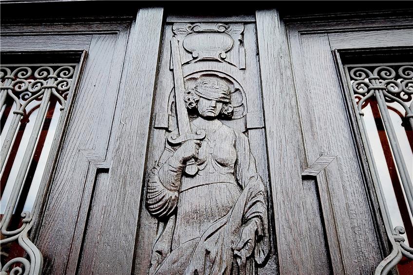 Die Eingangstüre des Tübinger Gerichtsgebäudes in der Doblerstraße. Bild: Jonas Bleeser