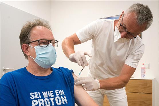 Die Erstimpfung mit Aufklärung gibt‘s beim Hausarzt Christian Mickeler (hier mit Patient Edmund Friedrich)... Bild: UIrich Metz
