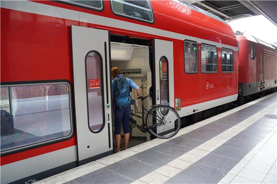 Die Fahrradmitnahme im Zug soll einfacher werden, Züge sollen mindestens mit vier Stellplätzen ausgestattet sein. Archivbild: Joerg Carstensen/ dpa