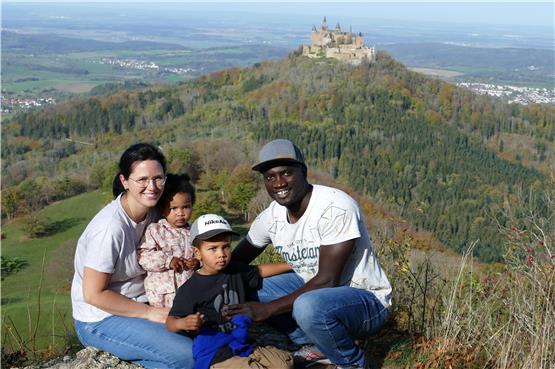 Die Familie Cham vor dem Flug nach Gambia mit Blick auf die Burg Hohenzollern. Privatbild