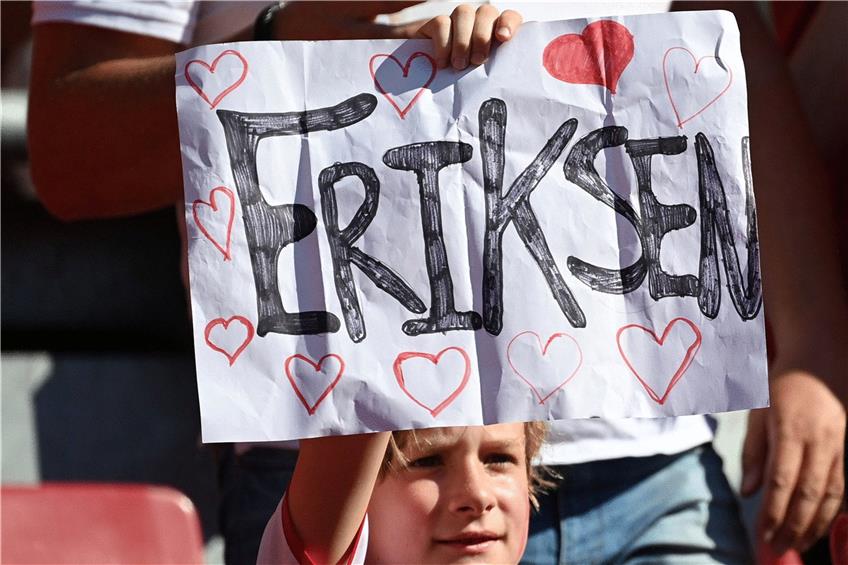 Die Fans sind in Gedanken bei Christian Eriksen. Der dänische Nationalspieler befindet sich nach seinem Zusammenbruch noch in einem Kopenhagener Krankenhaus. Foto: dpa