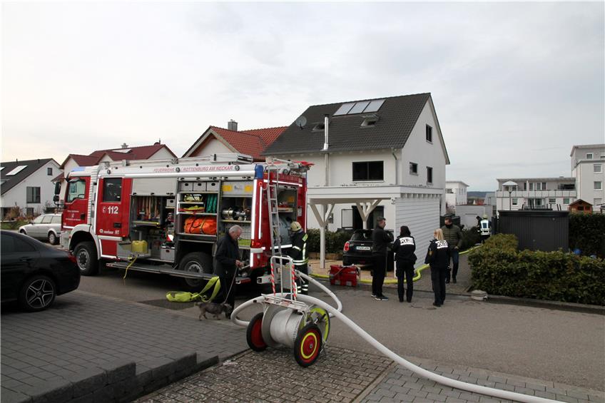 Die Feuerwehr Rottenburg und Kiebingen brachten den Brand in der Jane-Addams-Straße schnell unter Kontrolle. Bild: Miriam Plappert