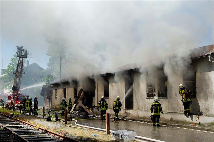 Die Feuerwehr hatte alle Hände voll zu tun, den Brand in einem Nebengebäude des Bahnhofs Eyach in den Griff zu kriegen. Bild: Klaus Franke