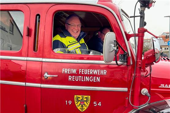 Die Feuerwehr holte Reutlingens OB Thomas Keck mit einem historischen Fahrzeug zur Geburtstagsfeier ab. Bild: Stadt Reutlingen