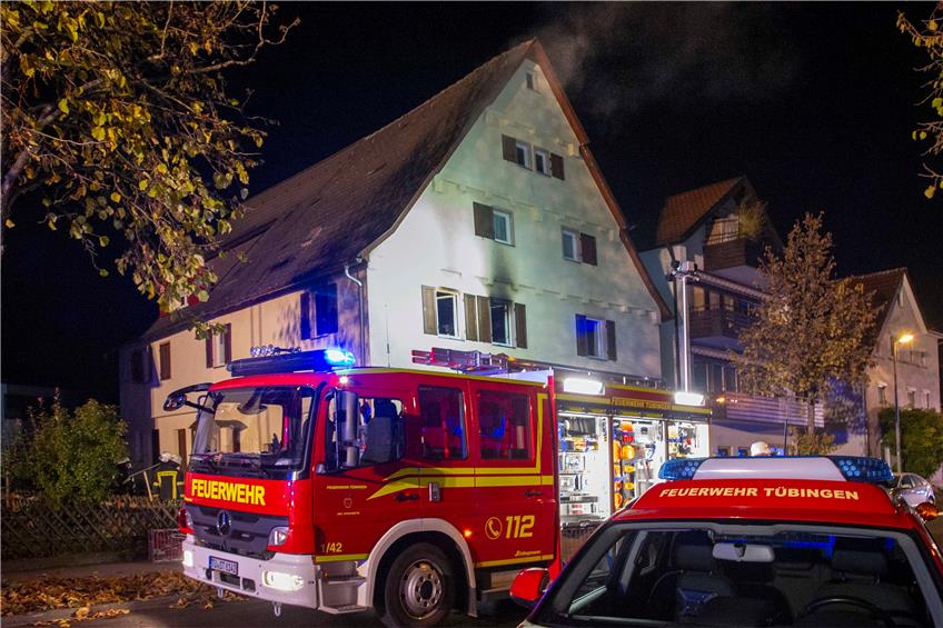 Die Feuerwehr rückte in der Nacht zum Freitag zu einem Wohnungsbrand in der Sieben-Höfe-Straße in Tübingen-Derendingen an. Bild: Klaus Franke