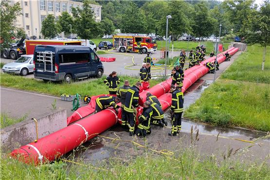 Die Feuerwehr stellte in Lustnau vorsorglich einen mobilen Hochwasserschutz auf. Bild: Feuerwehr Tübingen