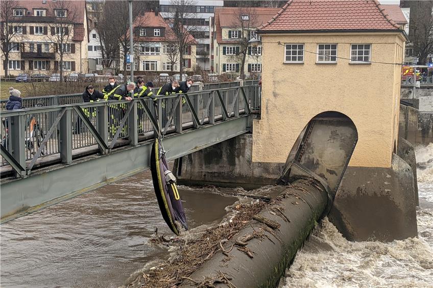 Die Feuerwehr zog am Wehr in der Tübinger Bismarckstraße ein Schlauchboot aus dem Neckar. Bild: Hans-Jörg Schweizer