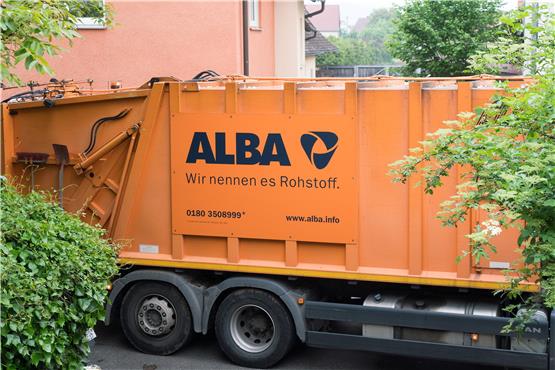 Die Firma Alba holt  derzeit Papiermüll und Gelbe im Kreis Tübingen ab. Bild: Ulrich Metz