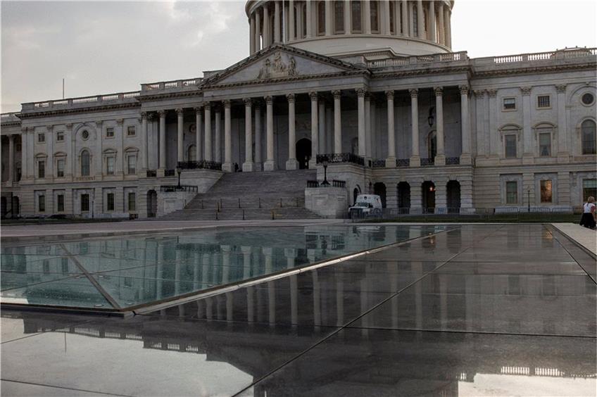 Die Flagge der Vereinigten Staaten weht vor dem US-Kapitol in Washington. Übernehmen sich die USA mit den Hilfspaketen? 