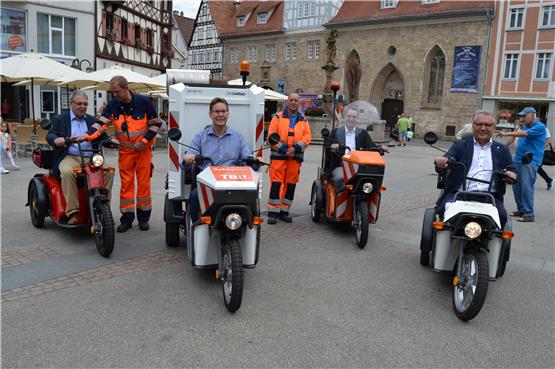 Die Formel 1 habe ihr „Safety-Car“, die Reutlinger Radfahrer jetzt ein „Safety-Bike“, sagt Stefan Kaufmann, Leiter der Technischen Betriebsdienste (Mitte). Links OB Thomas Keck.Bild: Stadt
