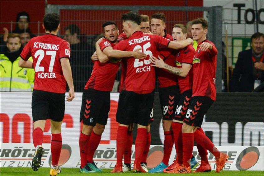 Die Freiburger Spieler bejubeln das 1:0. Foto: Patrick Seeger dpa