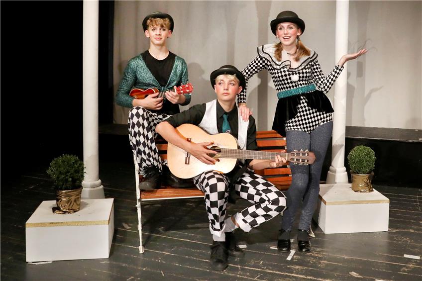 Die Freie Waldorfschule spielt „ Was ihr wollt“. Im Bild die Narren Samuel Lesacher, Peter Hliva und Pauline Zeh (von links). Bild: Anne Faden