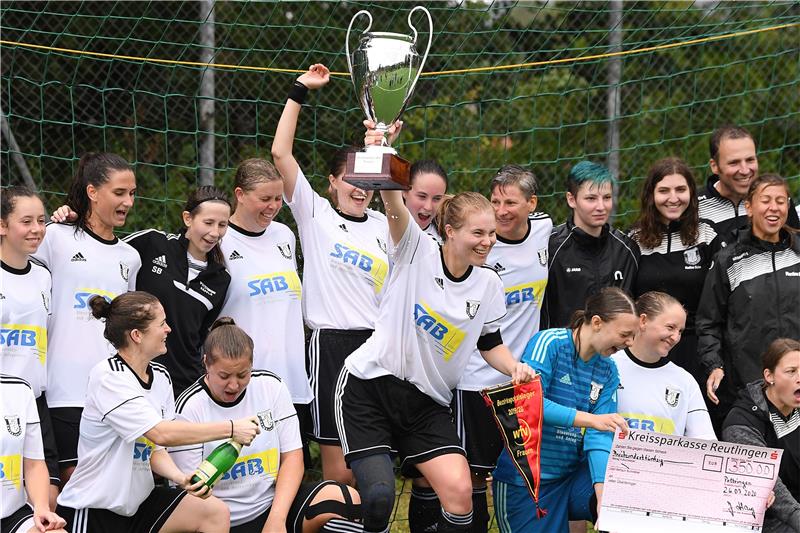 Die Fußballerinnen des SV Unterjesingen gewinnen in Poltringen den Bezirkspokal....