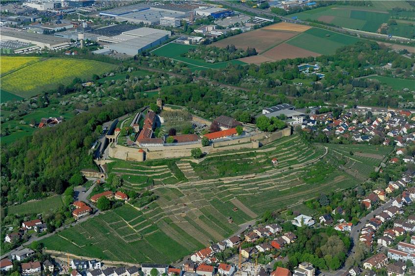 Die Gefängnisklinik Hohenasperg aus der Luft: Die Landesregierung will einen neuen Standort für die Einrichtung. Foto: Werner Kuhnle
