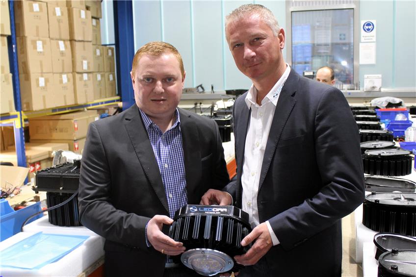 Die Geschäftsführer der Rottenburger Ledora Electronics GmbH mit einem ihrer Tiefstrahler: Thomas Fuchs (links) und Harald Twardawski. Archivbild: Stifel