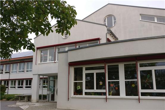 Die Grundschule in Bierlingen muss von 2026 an Ganztagsbetreuung anbieten – und soll eine Sporthalle bekommen. Archivbild: Angelika Bachmann