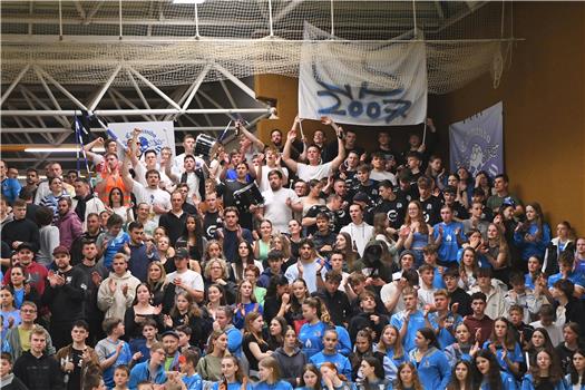 Die Halle brennt, die Blau-Weißen sind im Freudentaumel: Die Fans rund um das „Commando Steinlach“ sind beim Aufstieg der Handballer der Spvgg Mössingen in die Verbandsliga aus dem Häuschen. Bild: Ulmer