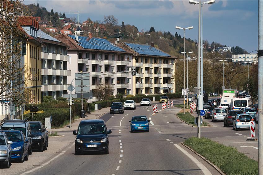 Die Hegelstraße ist eine Bundesstraße und macht jede Menge Krach. Tagsüber beträgt der Jahresdurchschnitt über 70 Dezibel. Bild: Ulrich Metz