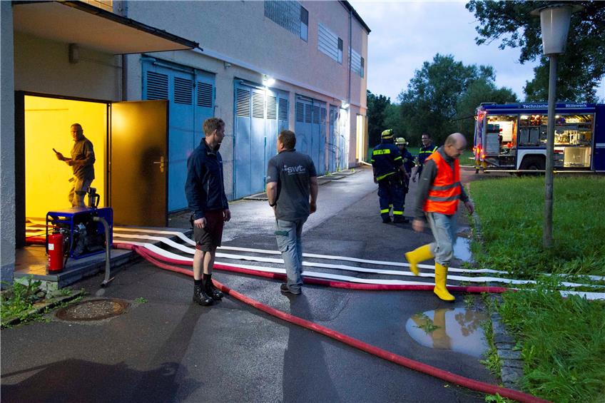 Die Helfer des Technischen Hilfswerks und der Tübinger Stadtwerke pumpten das Wasser aus dem Umspannwerk „Großholz“. Bild: Klaus Franke