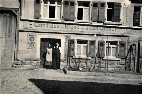Die Hemmendorfer „Krone“ im Jahr 1939. In der Tür stehen die Wirtsleute Josef und Josefine Diener.