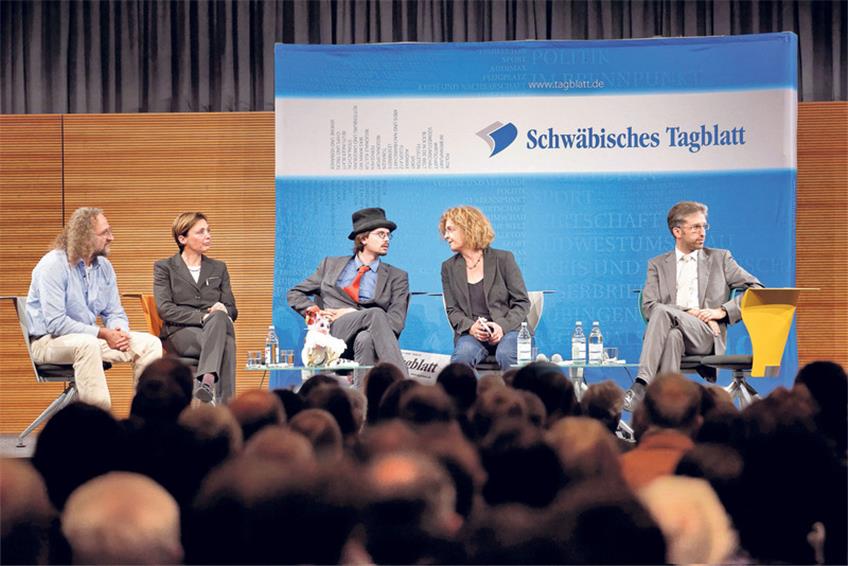 Die Herausforderer Hermann Saßmannhausen, Beatrice Soltys und Hans Dämpf, die Moderatorin Sabine Lohr und der Amtsinhaber OB Boris Palmer (von links) auf dem TAGBLATT-Podium im übervollen Kreissparkassen-Carré.