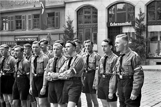 Die Hitlerjugend beim Maifeiertag 1937 auf dem Tübinger Marktplatz. Bild: Walter Kleinfeldt/Stadtarchiv Tübingen