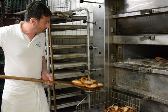 Die Hitze gewohnt: Hubert Berger holt Brezeln aus dem Ofen. In der Backstube indes ist es gar nicht so heiß, wie erwartet. Bild: Frank Rumpel