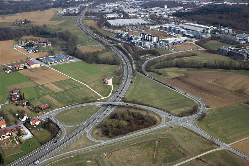 Die Jettenburger Kreuzung (unten rechts) zwischen dem Anschluss an die B28, der Kreisstraße 6907 nach Mähringen und der Erschließungsstraße zum Gewerbegebiet Mark-West (oben rechts) ist seit Jahren ein Unfallschwerpunkt. Jetzt wird sie zum Kreisverkehr umgebaut. Bild: Grohe