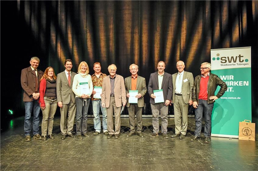 Die Jury mischte sich unter die Preisträger und alle zusammen freuten sich über die Erfolge der Umwelt-Projekte. Bild: swt/de Maddalena