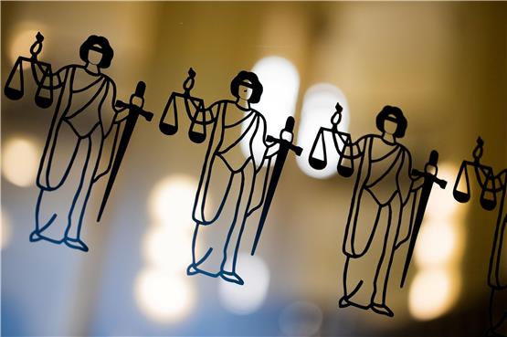 Die Justitia ist an einer Scheibe am Eingang zum Oberlandesgericht zu sehen. Foto: Rolf Vennenbernd/dpa/Symbolbild