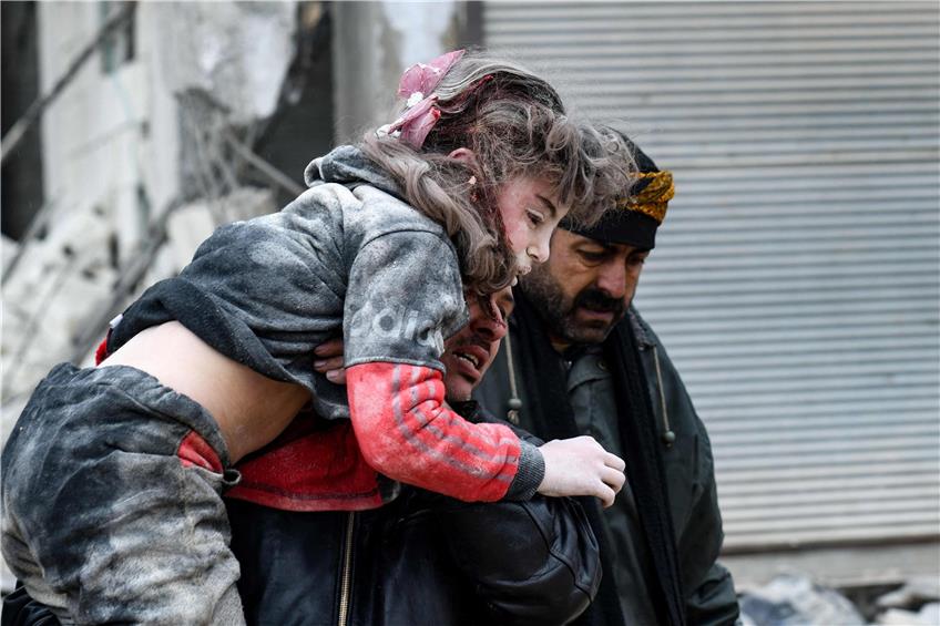 Die Katastrophe überlebt: Ein verletztes Kind wird im syrischen Dschindires weggetragen.  Foto: Rami al Sayed/afp