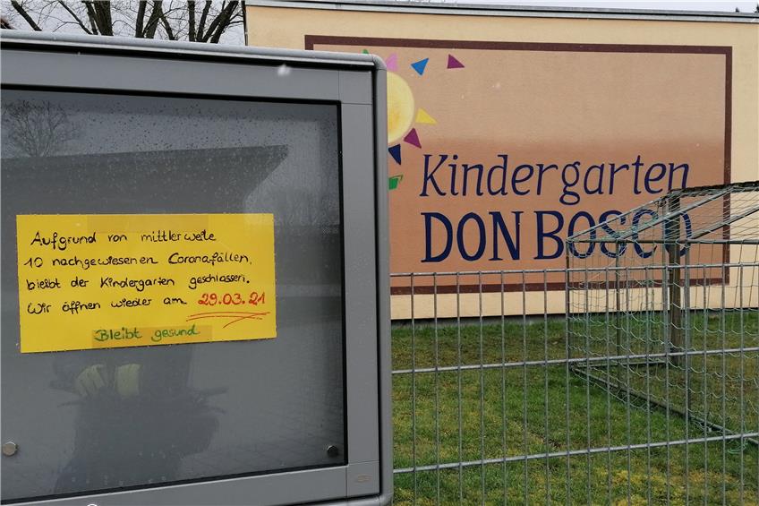 Die Kiebinger Kita Don Bosco gestern Mittag: Ein Schild weist darauf hin, dass die Einrichtung vorläufig geschlossen ist (siehe 6.30 Uhr). Bild: Martin Zimmermann