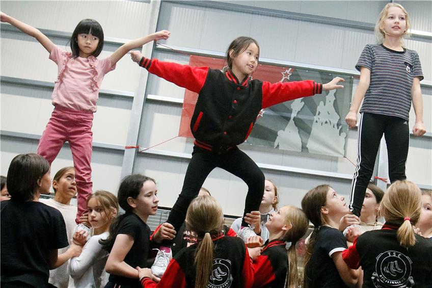 Die Kinder des Cheerleadervereins Dancing Shoes in ihrer neuen Halle auf der Römerschanze. Bild: Horst Haas