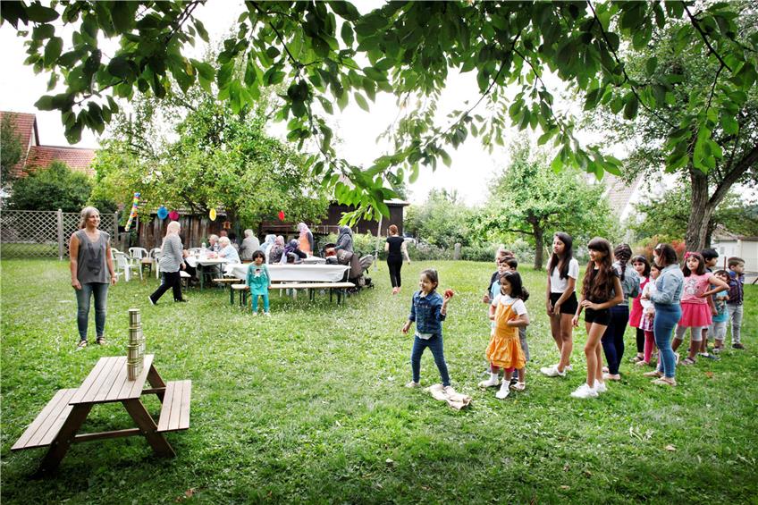 Die Kinder hatten ihren Spaß beim Dosenwerfen im Garten des Volksbänkles, die Erwachsenen feierten im Hintergrund. Bild: Faden