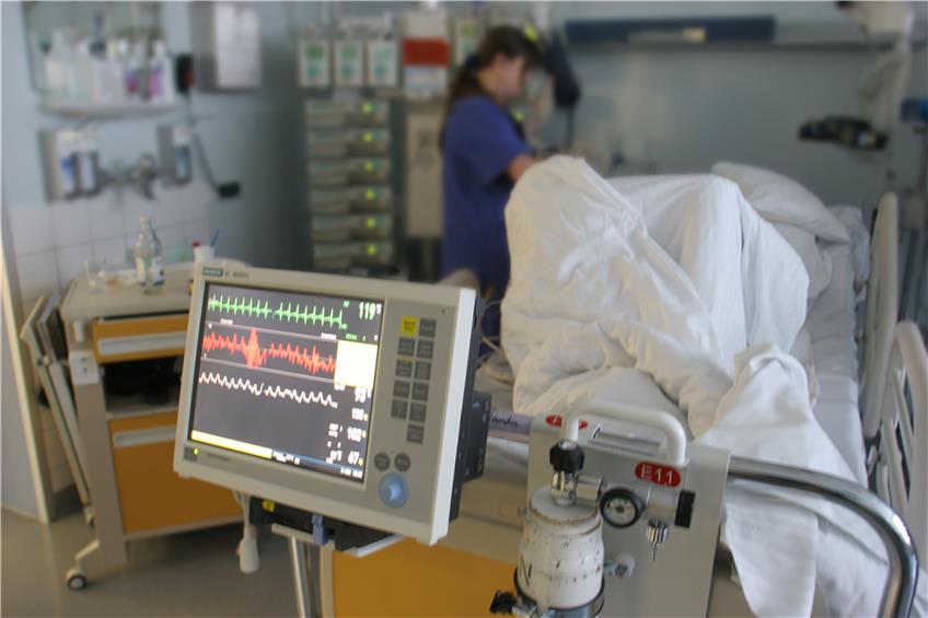 Die Krankenhäuser bereiten ihre Intensivstationen mit Hochdruck auf schwerere Covid-19-Fälle vor, so auch am Universitätsklinikum in Tübingen, wo bis zu 110 Beatmungsplätze zur Verfügung stehen. Aktuell liegen dort 17 an Covid-19 erkrankte Menschen auf der Intensivstation. Archivbild: Universitätsklinikum Tübingen